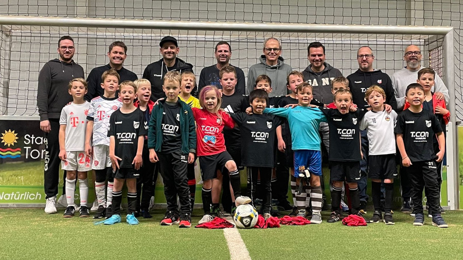 F-Jugend mit den Trainern und Unterstützern im Torneum