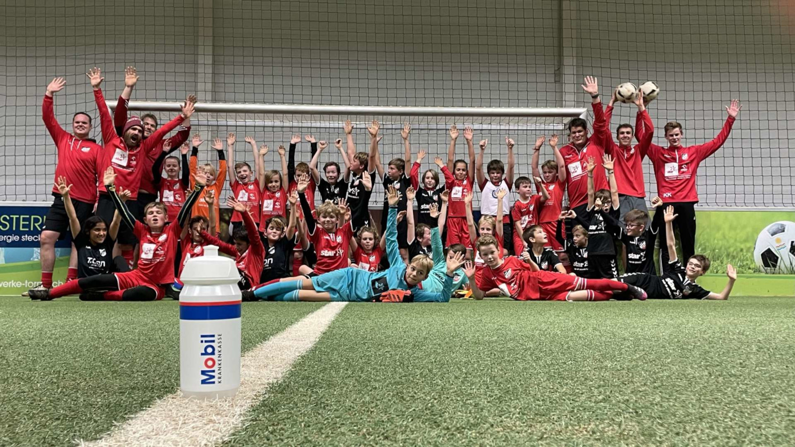 E-Jugend mit den Trainern und Unterstützern nach dem Kick im Torneum